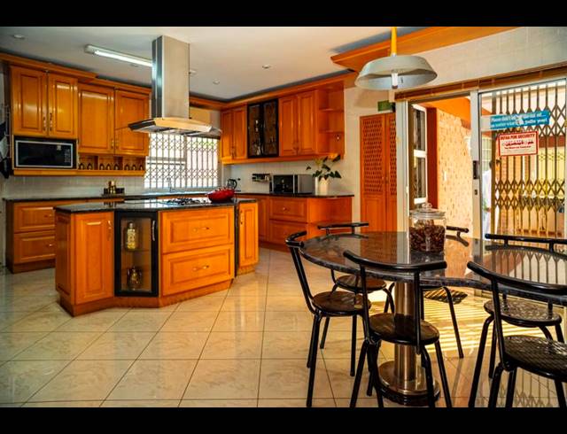 6 BEDROOM HOUSE FOR SALE IN RESERVOIR HILLS